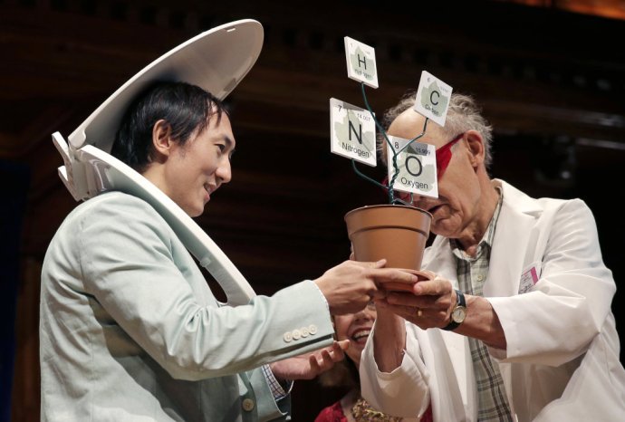 David Hu preberá Ig Nobelovu cenu za fyziku. FOTO - AP