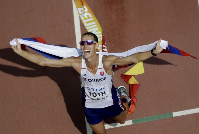 Slovenský chodec Matej Tóth oslavuje víťazstvo na 50 km v chôdzi na Majstrovstvách sveta v atletike v Pekingu. Foto - AP