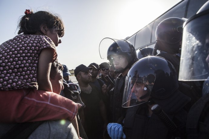 Utečencov pri chorvátskom meste Tovarnik nepustili ďalej. Foto - TASR/AP