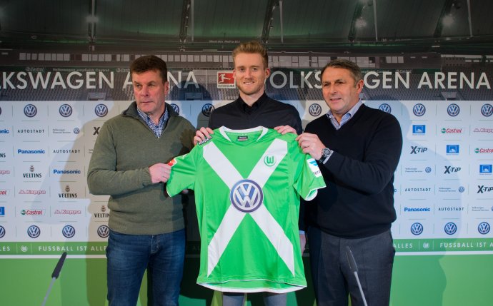 Nemecká automobilka je partnerom viacerých tímov a vlastní miestny VfL Wolfsburg. Foto - AP