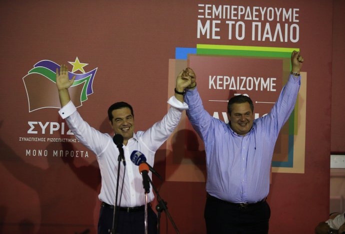 Staronový premiér Alexis Tsipras sa teší z víťazstva spolu s Panosom Kammenosom, šéfom koaličnej strany Nezávislí Gréci. Foto – TASR/AP