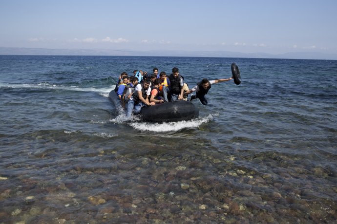 Nie každý, kto príde z Turecka do Grécka a tvrdí že je Sýrčan, ním aj je. FOTO - TASR/AP