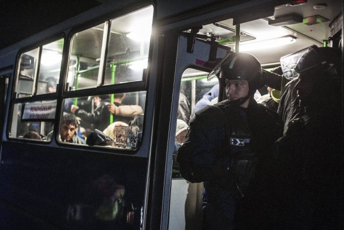 Utečencov počas pochodu na západ naložili do autobusov MHD a poslali do Röszke. FOTO - TASR/AP