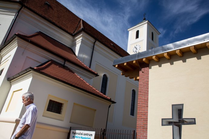 Kostol s pastoračným centrom v Rusovciach pri Bratislave a kňaz Marián Prachár. Foto N - Vladimír Šimíček