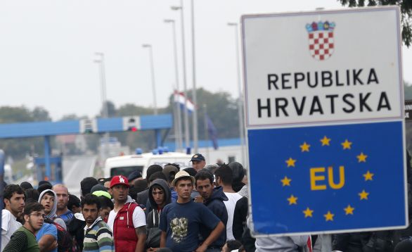 Migranti v území nikoho medzi Srbskom a Chorvátskom. Foto - TASR/AP