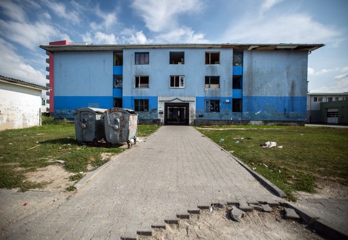 Petržalskú ubytovňu Modrý dom onedlho zbúra jej nový majiteľ. Na jej mieste plánuje postaviť nové byty. Foto N – Tomáš Benedikovič