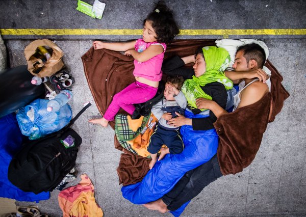 Spia na kartónoch, jeden vedľa druhého. Ako vyzerá noc na Keleti (fotogaléria)