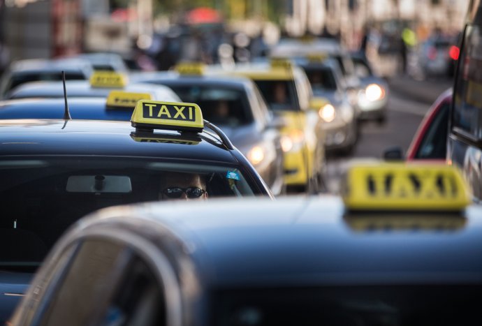 Protest taxikárov proti službe Uber. foto N – Tomáš Benedikovič