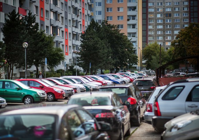 Parkovanie v Petržalke. Foto N – Tomáš Benedikovič