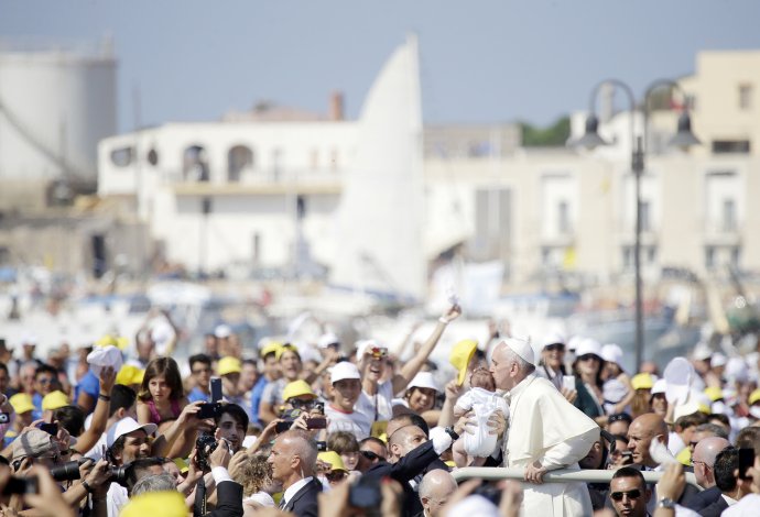 Pápež sa už pred dvoma rokmi utečencov zastal na ostrove Lampedusa, kde mnohí z nich vtedy pristávali. Foto – TASR