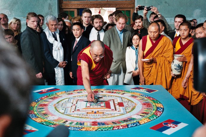 Dalajláma začína "porcovať" mandalu. Za ním Ladislav Snopko a po jeho ľavej ruke Csaba a Suzanne Kissovci. Foto - AHG
