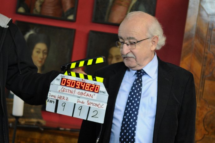 Juraj Herz sa pripravuje na scénu počas nakrúcania filmu Čestný občan v roku 2013. Foto – TASR