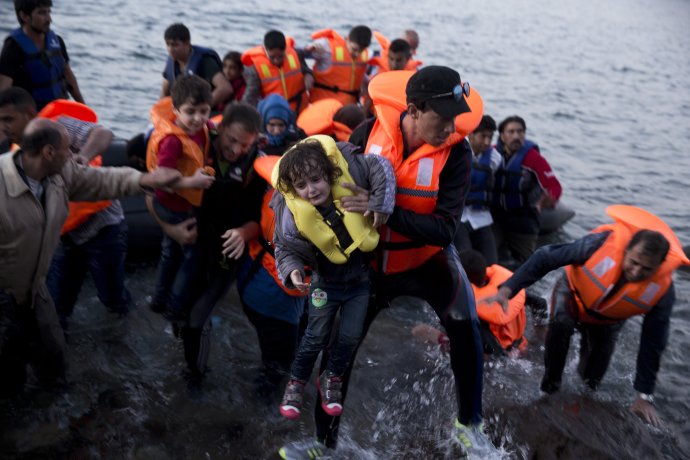 Hneď po príchode do Európy by sa mali za pomoci európskych expertov migranti identifikovať, zaregistrovať a nechať si odobrať odtlačky prstov. Foto - TASR/AP
