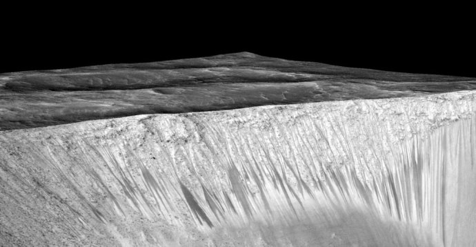 Tmavé pruhy na svahu na Marse indikujú prítomnosť vody. FOTO - Nasa/AFP/Getty Images