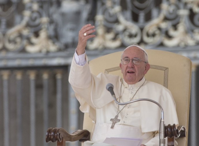 Pápež František priniesol do Vatikánu otvorenejší prístup k potrebám ľudí. Konzervatívne kruhy s tým však majú problém. FOTO - AP