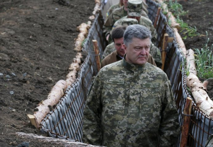 Ukrajinský prezident Petro Porošenko počas prehliadky opevnenia v Doneckej oblasti. Foto – TASR/AP