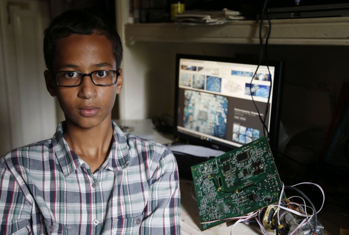 Ahmed, 14-ročný stredoškolák, ktorého v pondelok zatkla polícia pre podozrenie z výroby falošnej bomby. Foto – TASR/AP