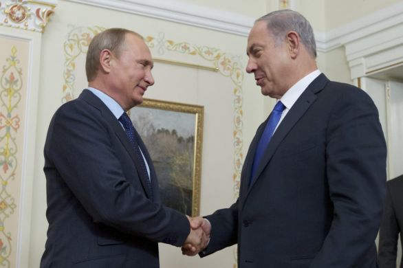 Partneri na Blízkom východe: ruský prezident Vladimir Putin a izraelský premiér Benjamin Netanjahu. Foto – TASR/AP