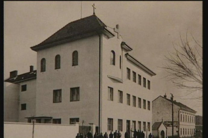 Kláštorná škola v Topoľčanoch, v ktorej nepokoje vypukli. Foto - Archív autorov dokumentu Miluj blížneho svojho