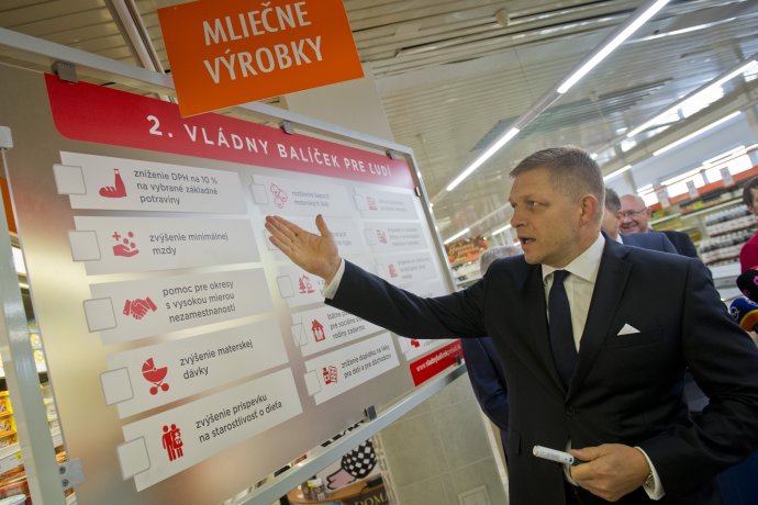 Premiér Fico sa pochválil nižšiu DPH na vybrané potraviny v obchode COOP Jednota. Foto - TASR