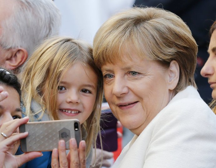 Selfíčko s nemeckou kancelárkou Angelou Merkelovou počas osláv 25. výročia zjednotenia Nemecka. FOTO - AP