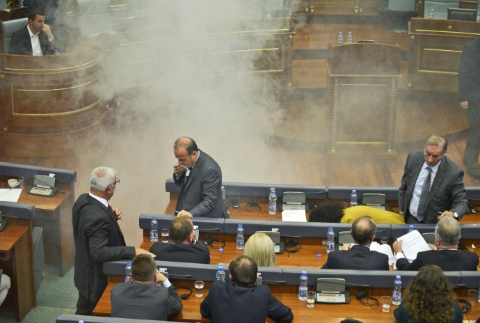 Útok slzným plynom v kosovskom parlamente. FOTO - TASR/AP