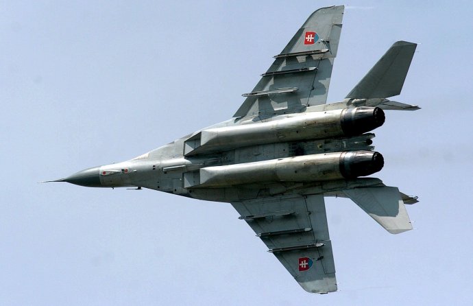 Dvanásť stíhačiek MiG-29, ktoré dnes armáda využíva, získalo Slovensko v 90. rokoch v rámci deblokácií. Foto – TASR