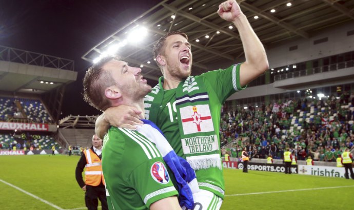 Gareth McAuley a Jamie Ward oslavujú postup na EURO 2016. Foto - AP