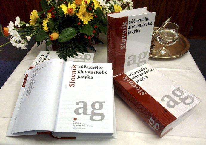 Prvý zväzok Slovníka súčasného slovenského jazyka (A - G), ktorý vyšiel v roku 2007. FOTO - TASR