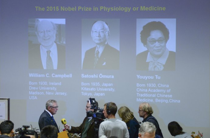 Nobelovu cenu za fyziológiu alebo medicínu 2015 získala 5. októbra 2015 Youyou Tuová a dvojica William C. Campbell a Satoši Omura. FOTO - TASR/AP
