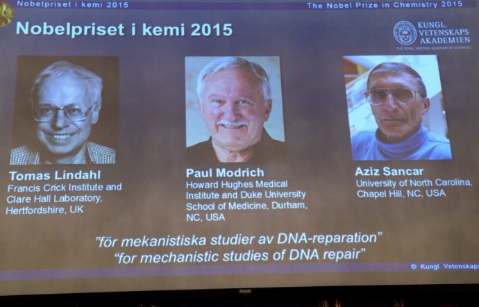 Nobelovu cenu za chémiu 2015 získala trojica vedcov Tomas Lindahl (Švédsko), Paul Modrich (USA) a Aziz Sancar (USA-Turecko) za objav mechanizmu reparácií DNA 7. októbra 2015 v Štokholme. Foto – TASR/AP