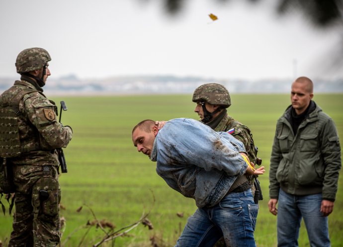 Polícia nacvičuje zachytávanie migrantov na hranici. foto N - Tomáš Benedikovič