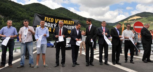 Keď naposledy strihal minister dopravy Ján Počiatek pásku na diaľnici od Váhostavu, Igor Matovič (OĽaNO) priniesol transparent: "Fico vysmiaty, Široký zahojený, ľudia okradnutý."