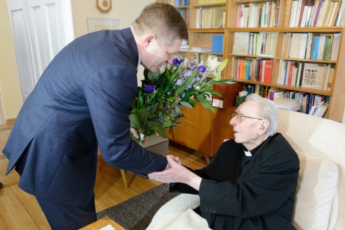 Premiér Robert Fico na návšteve u Jána Chryzostoma Korca predtým, než zomrel. Foto – TASR