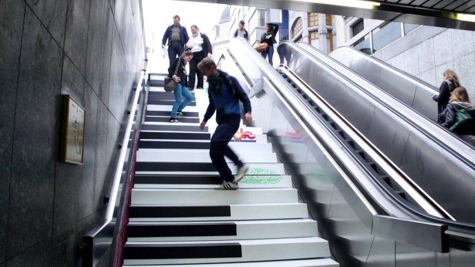 Hrajúce schody majú aj v Bruseli. Reprofoto - YouTube/The Oval Office