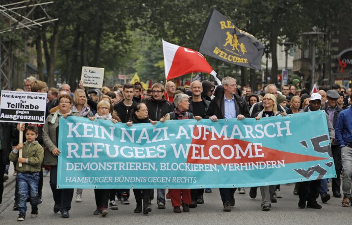 Utečenci vitajte, znelo heslo jednej z demonštrácií v nemeckom Hamburgu. Podľa nového prieskumu sa však už väčšina Nemcov bojí príchodu státisícov nových žiadateľov o azyl. Foto - TASR/AP