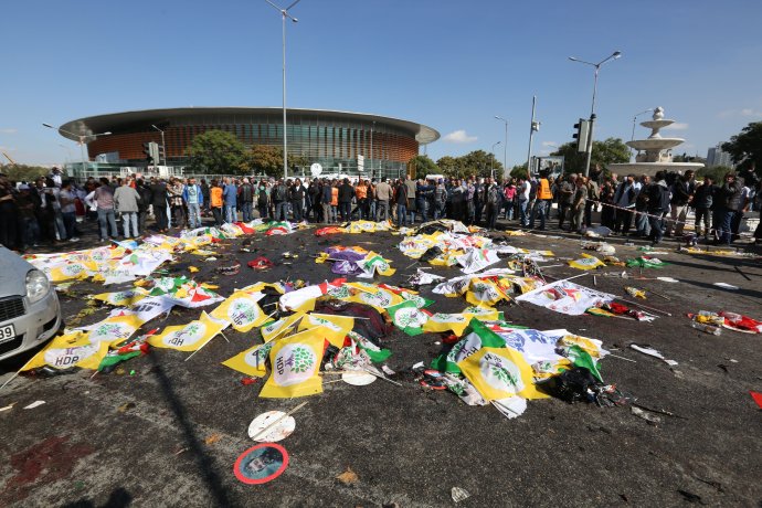 Telá mŕtvych do príchodu záchraniek prikryli vlajkami. Foto - TASR/AP
