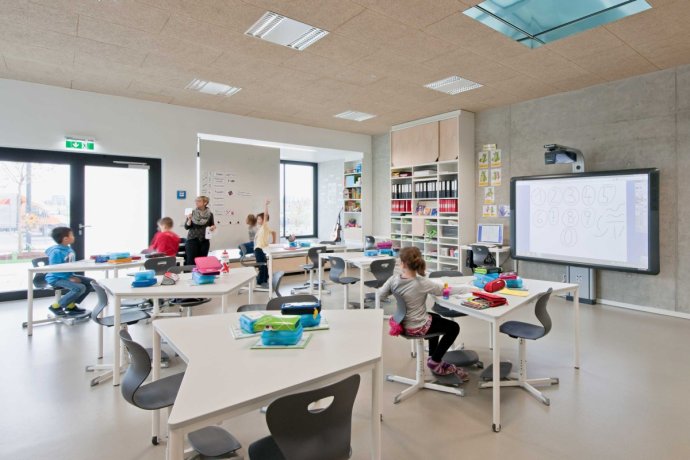 Po príklady dobrých škôl nemusíme chodiť už ani do Škandinávie – táto je z Viedne od architektov PPAG, kvalitná školská architektúra však vzniká už aj v Česku. Foto – Hertha Hurnaus