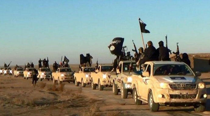 Kolóna bojovníkov ISIS v Sýrii. Foto - AP