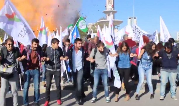 Mierový pochod v Ankare v momente prvého výbuchu (Dokuz Haber)