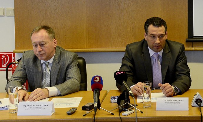 Súčasný šéf poisťovne Miroslav Vaďura (vľavo) a vedľa neho Marcel Forai, ktorý odstúpil pre zmluvy s tetou. Foto - Tasr