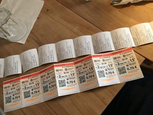 V pondelok dostali cestujúci ku každému lístku v predajniach DPB zvlášť doklad aj pri hromadnom nákupe, od utorka by mal byť systém už upravený. Foto – archív