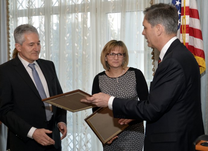 Lekár Alan Suchánek a zdravotná sestra Magdaléna Kovačičová získli aj ocenenie za boj proti korupcii od amerického veľvyslanectva na Slovensku Foto - TASR