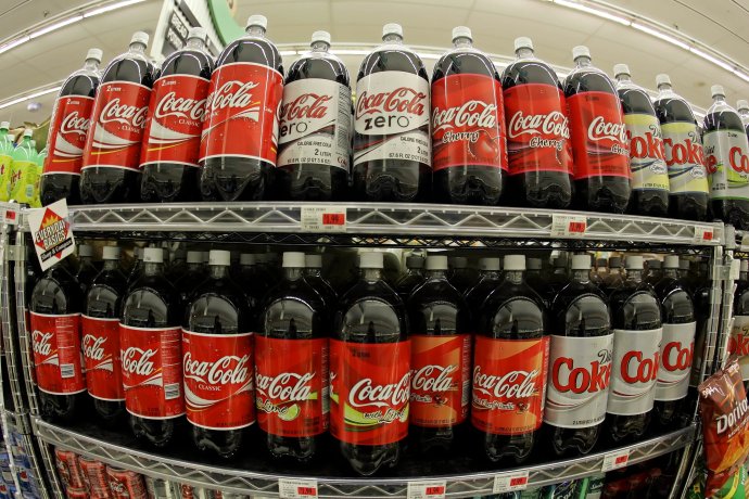 Coca-Cola s fruktózovo-glukózovým sirupom je aj na pultoch predajní v USA. Archívne foto – TASR/AP