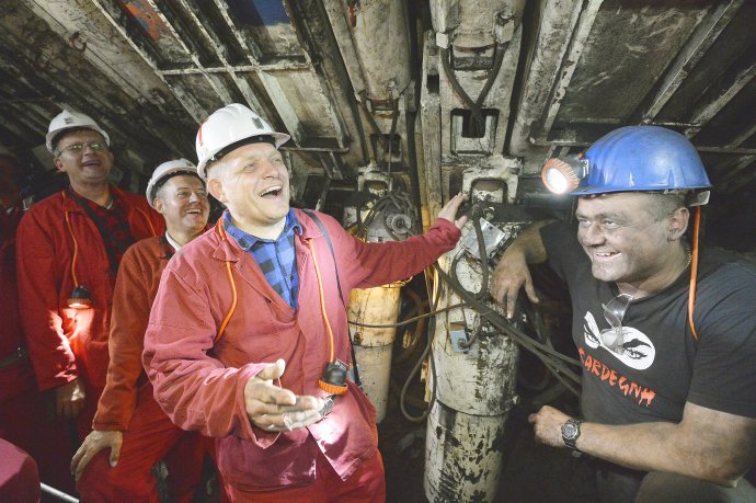 Robert Fico na návšteve Hornonitrianskych baní. Predtým im potichu sľúbil príspevky na ďalších 14 rokov, je to asi miliarda eur. Foto – TASR