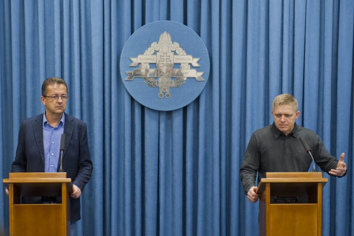 Premiér Robert Fico na sobotnom brífingu s ministrom obrany Martinom Glváčom. Foto – TASR