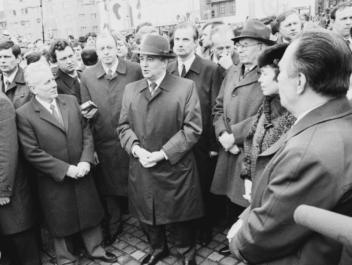 Z návštevy Michaila Gorbačova v Bratislave v roku 1987, po jeho ľavici stojí Gustáv Husák. Gorbačov vtedy sklamal všetkých komunistov – nepodporil staré konzervatívne vedenie ani reformnejšie sily. Sovietskeho lídra vtedy v uliciach spontánne vítali tisíce ľudí ako symbol zmeny. Foto – TASR