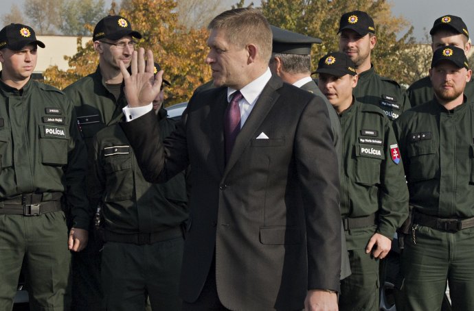 Premiér s policajtami, ktorých vláda poslala strážiť schengenskú hranicu v Slovinsku. Foto - TASR
