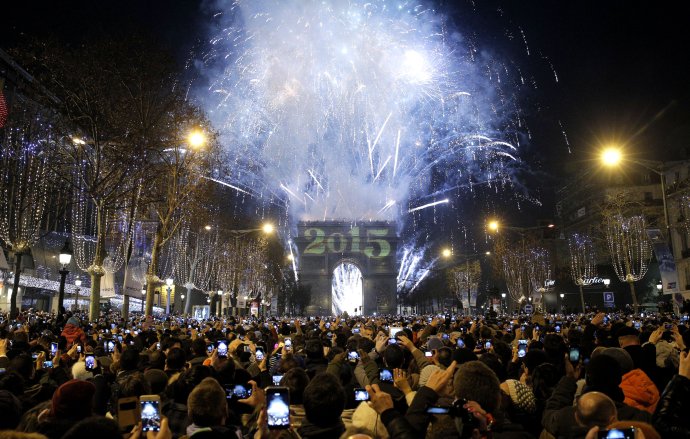 Príchod nového roka 2015 pri víťaznom oblúku v Paríži. Foto - TASR/AP