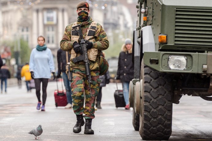 V centre Bruselu sa pohybujú vojaci. Foto - TASR/AP